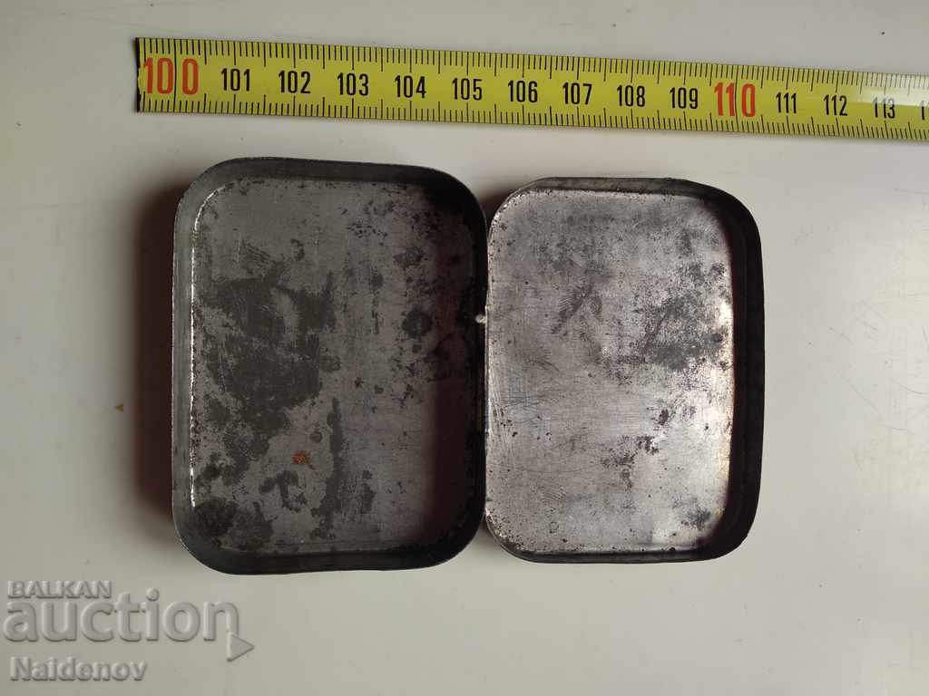 An old metal can with price 5.00 BGN | € 2.56 An old metal can with price 5.00 BGN | € 2.56