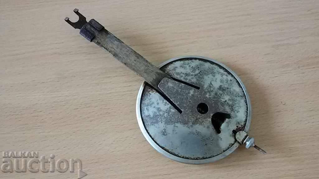 Δημοπρασία εκκρεμές για ένα παλιό ρολόι τοίχου Δημοπρασία εκκρεμές για ένα παλιό ρολόι τοίχου