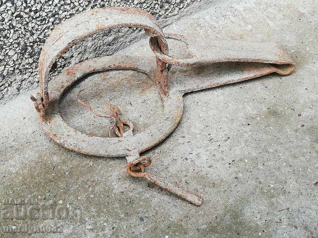 Hand-wrought trap wrought iron