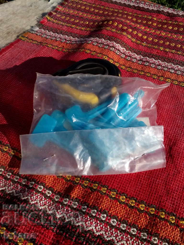 Auction An old plastic tube squeezer Auction An old plastic tube squeezer