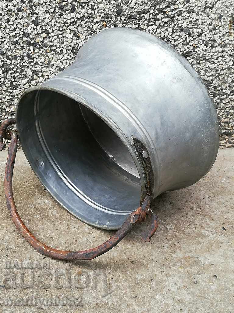 Auction An old copper boiler, a pot, a malt, a baker Auction An old copper boiler, a pot, a malt, a baker