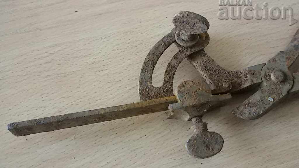 old primitive pliers - 6 old primitive pliers - 6