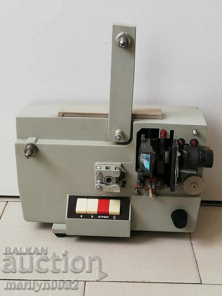 Доставка на Старинен соц. прожекционен апарат - СССР Доставка на Старинен соц. прожекционен апарат - СССР