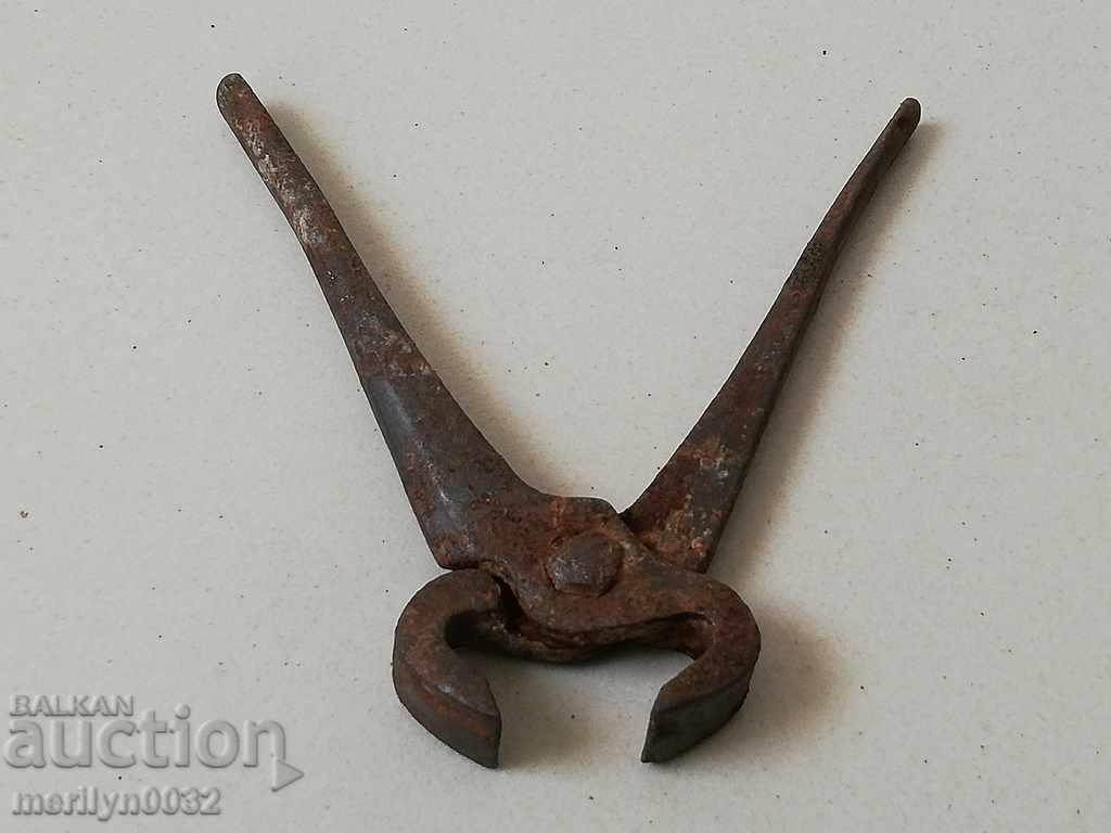 Delivery of Old tongs, shingles, wrought iron Delivery of Old tongs, shingles, wrought iron