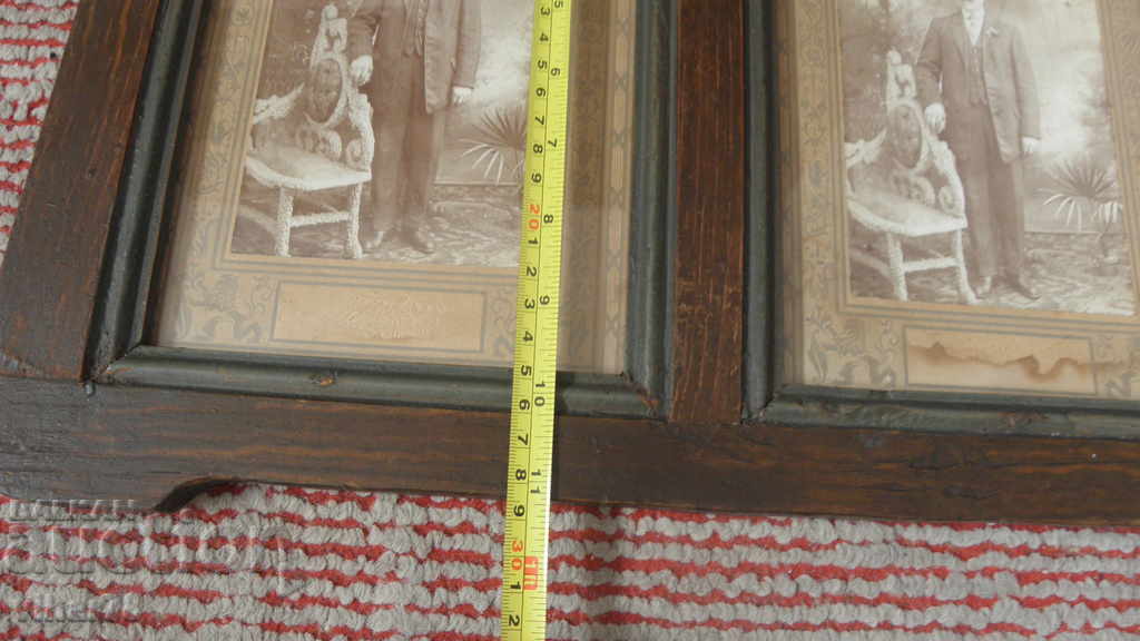 Auction MULTI-OLD AND WRITE DUAL WOODEN FRAME WITH PHOTOS Auction MULTI-OLD AND WRITE DUAL WOODEN FRAME WITH PHOTOS