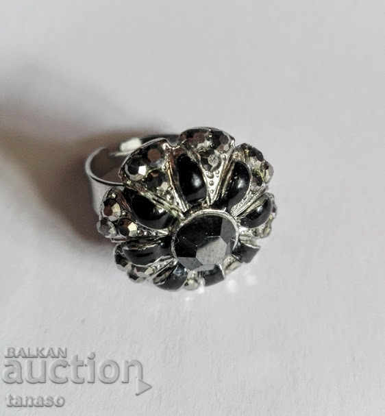 Antique onyx ring with price 25.00 BGN | € 12.78 Antique onyx ring with price 25.00 BGN | € 12.78
