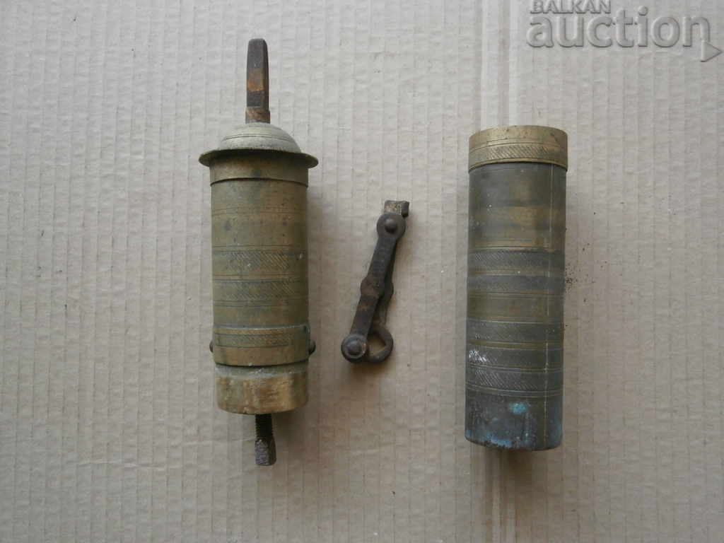 Auction  an old Renaissance coffee grinder with tubular MILL