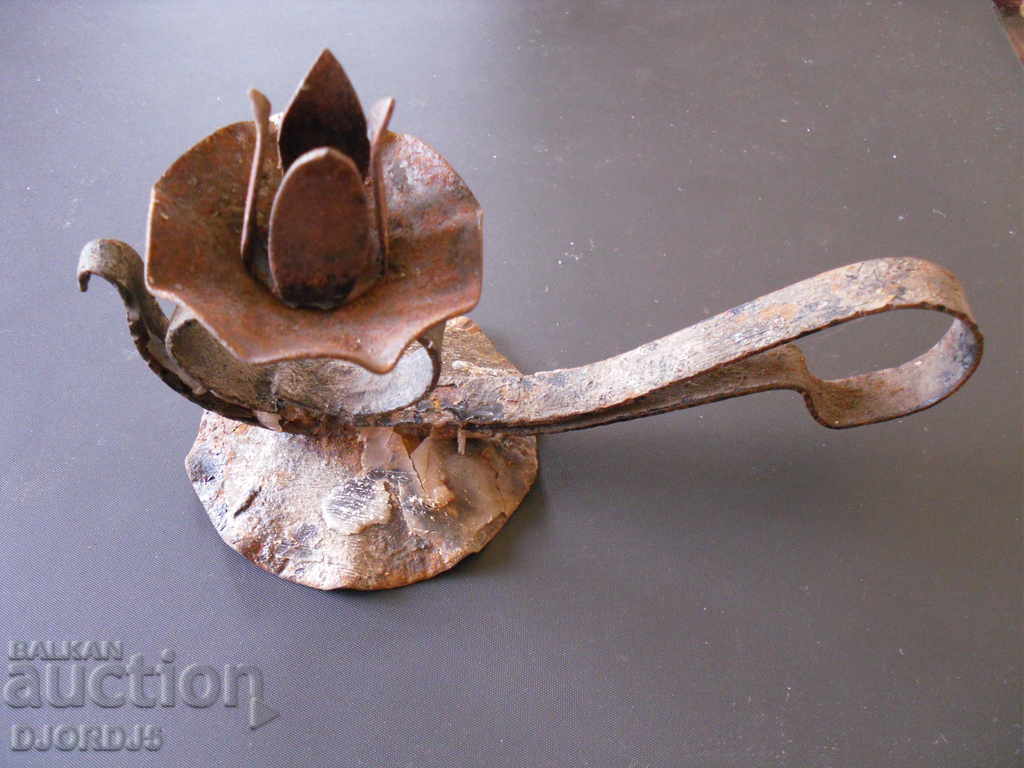 Стар кован свещник с цена 3.00 лв. | € 1.53