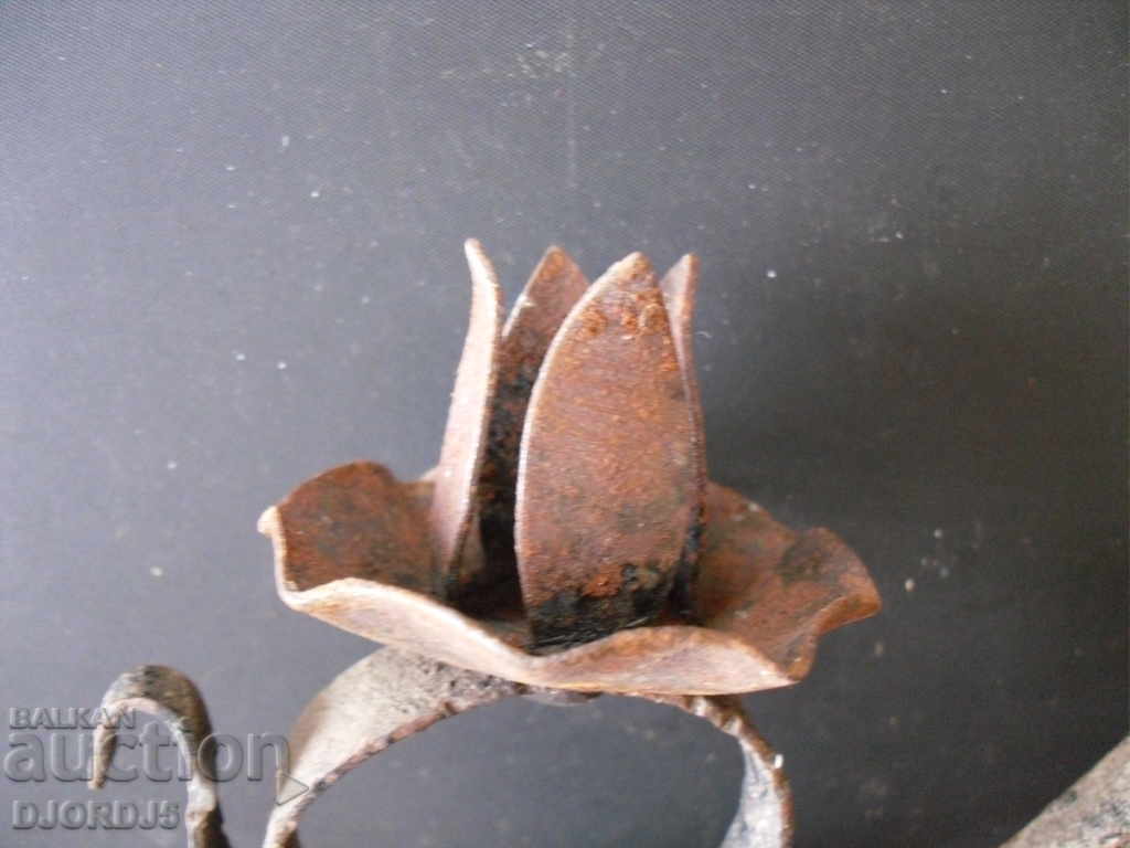 Доставка на Стар кован свещник