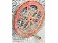 Roată din fontă în relief din fier forjat