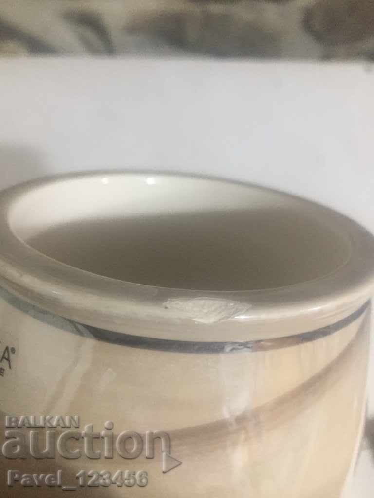 Delivery of vase with a small note