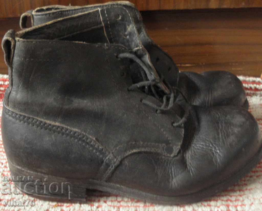 Παλιά στρατιωτικά παπούτσια με βυζιά
