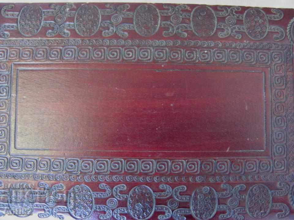 Delivery of Old Wooden Box for Mahogany Jewelry Delivery of Old Wooden Box for Mahogany Jewelry