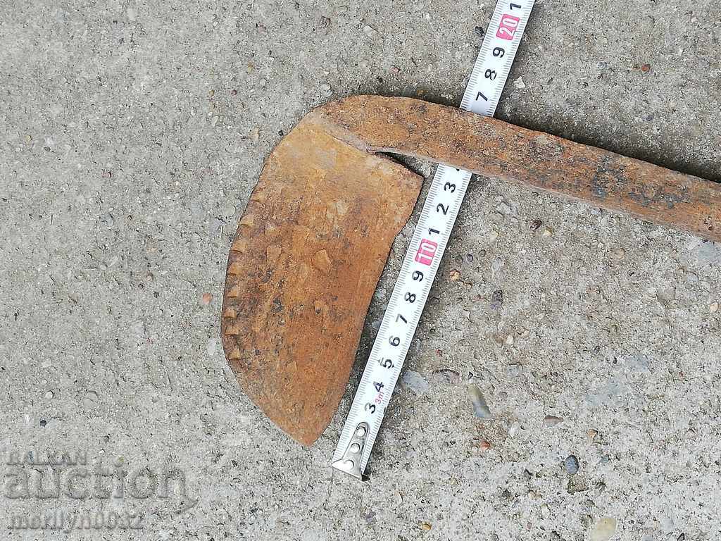 Auction  Nalbandian instrument, knitter, satin, ax, hair santrach