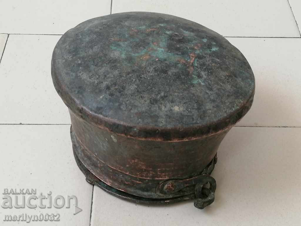 Auction An old copper boiler, a pot, a malt, a baker Auction An old copper boiler, a pot, a malt, a baker