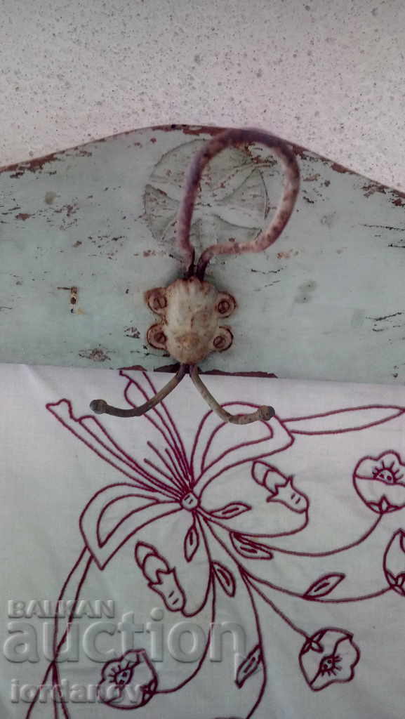 Auction An old wooden hanger. Auction An old wooden hanger.