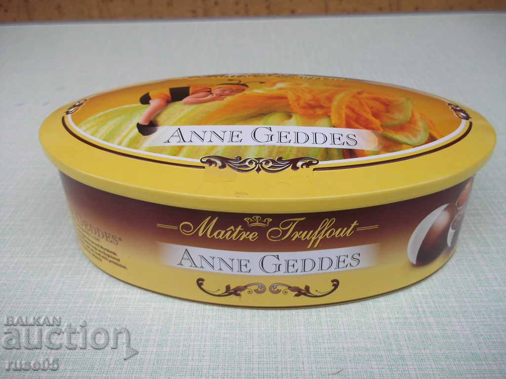 Auction A box of beautiful metallic candy Auction A box of beautiful metallic candy