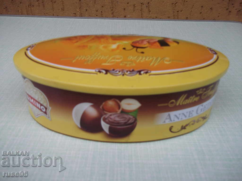 Delivery of A box of beautiful metallic candy Delivery of A box of beautiful metallic candy