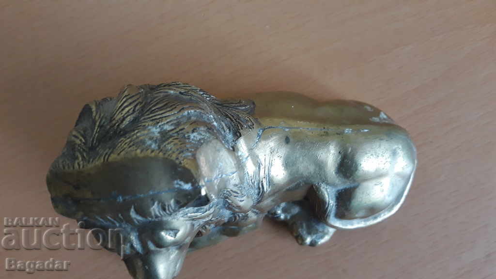 Auction Bronze lion statuette Auction Bronze lion statuette