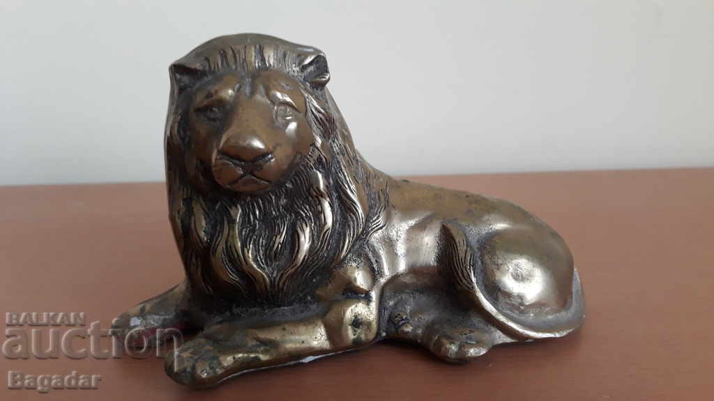 Bronze lion statuette Bronze lion statuette