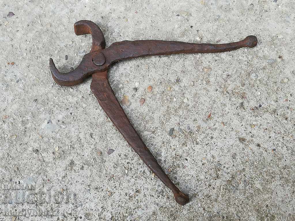 Ancient primitive kerpene, pliers - 19th century with price 42.00 BGN | € 21.47 Ancient primitive kerpene, pliers - 19th century with price 42.00 BGN | € 21.47