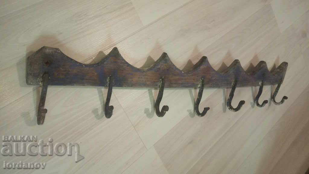 Стара дървена закачалка. с цена € 15.00 | 29.34 лв.