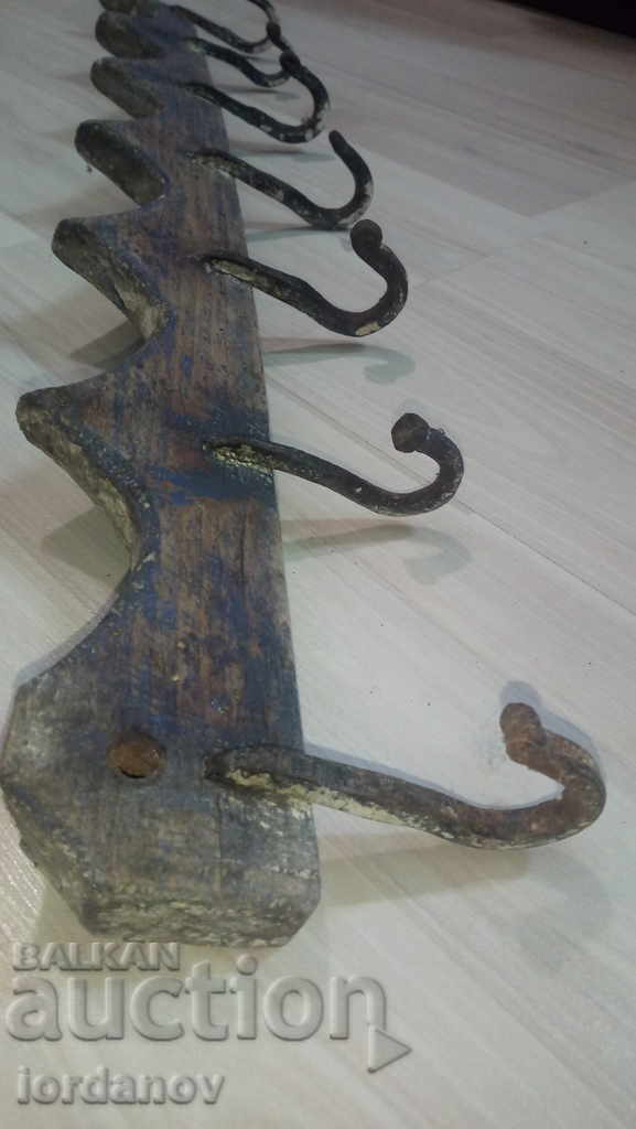 Аукцион Стара дървена закачалка. Аукцион Стара дървена закачалка.