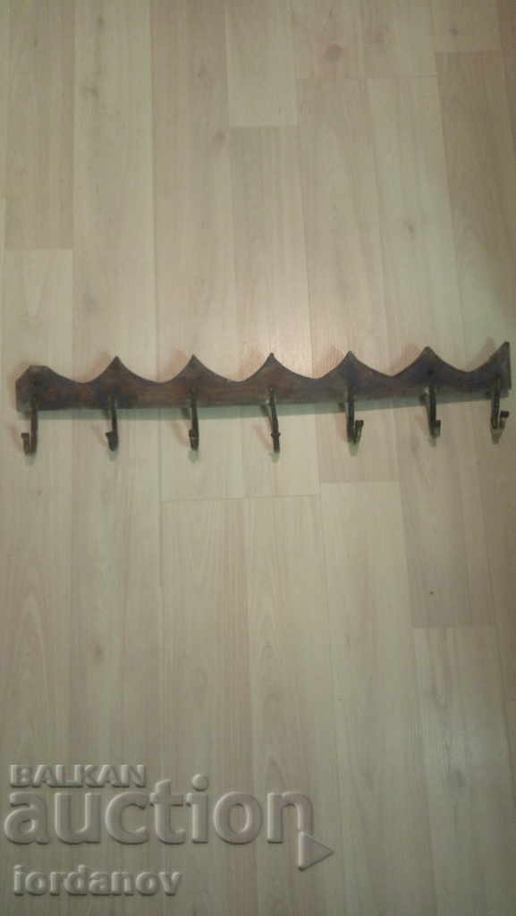 Стара дървена закачалка. Стара дървена закачалка.