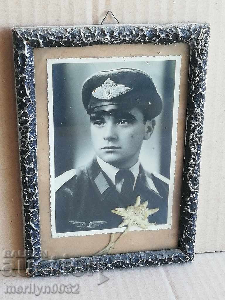 Снимка на офицер пилот с Еделвайс Царство България