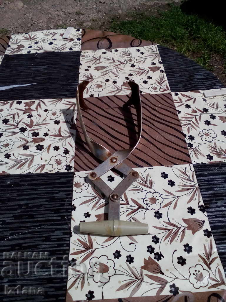 Dispozitiv veche pentru îndepărtarea borcanelor cu preț 12.00 BGN | € 6.14