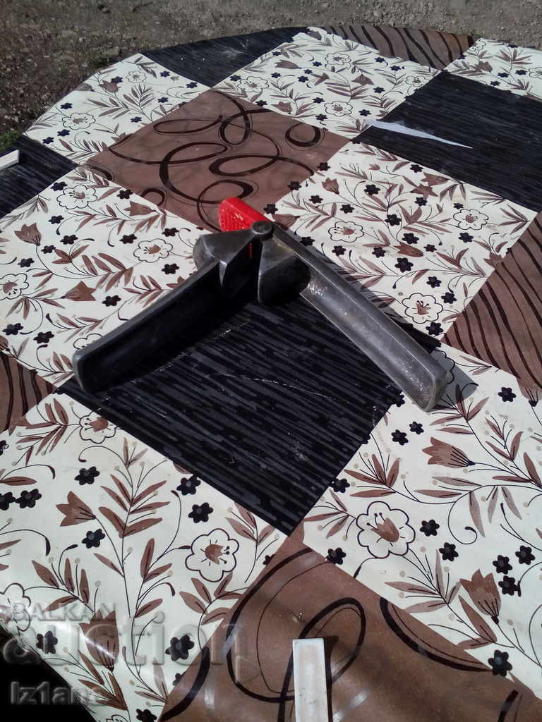 Old aluminum garlic press with price 15.00 BGN | € 7.67 Old aluminum garlic press with price 15.00 BGN | € 7.67