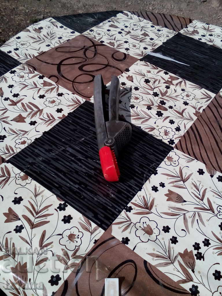 Delivery of Old aluminum garlic press Delivery of Old aluminum garlic press