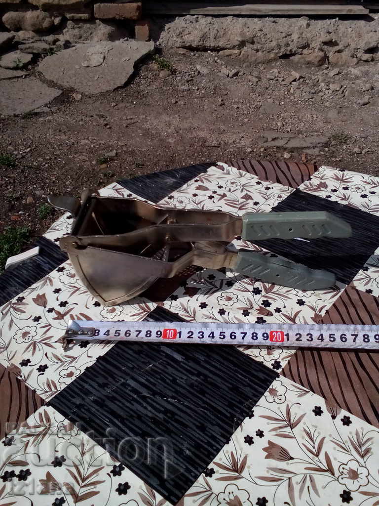 Auction An old potato press Auction An old potato press