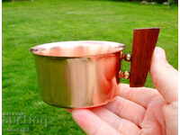 Cana din cupru cu maner din lemn natural.