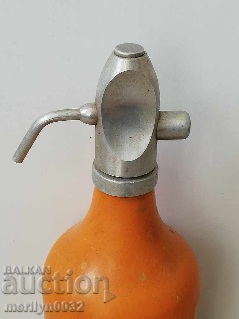 Licitație Vechiul socialist. Sifon, sodă, sticla de suc, o sticlă de apă carbogazoasă