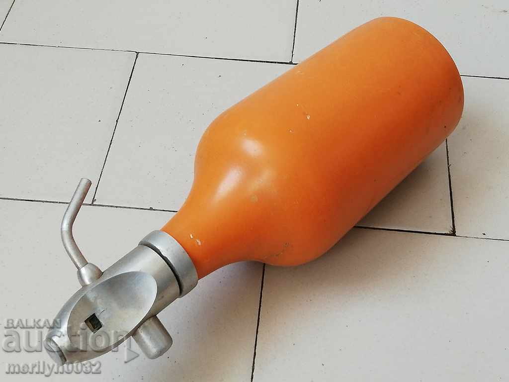 Livrarea Vechiul socialist. Sifon, sodă, sticla de suc, o sticlă de apă carbogazoasă