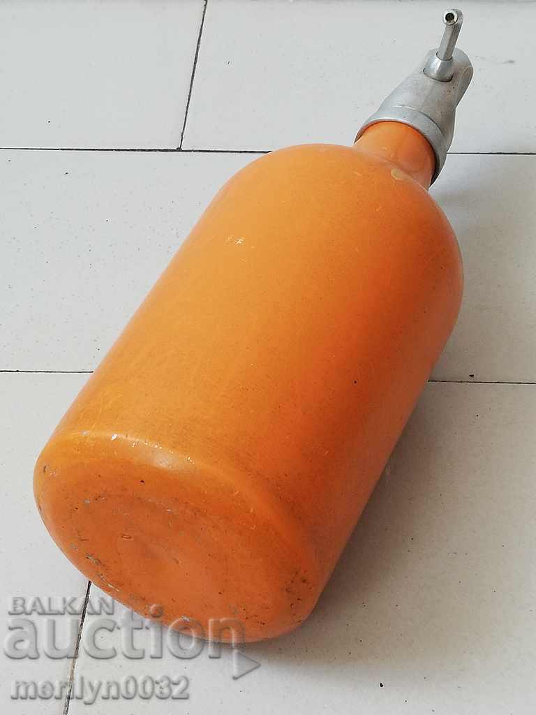 Vechiul socialist. Sifon, sodă, sticla de suc, o sticlă de apă carbogazoasă - 6