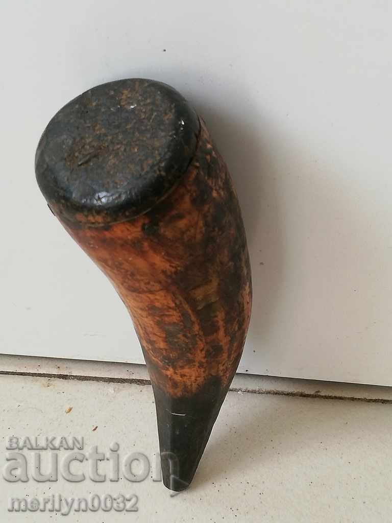 Ancient horned horn powder magazine for a rifle, Pishtov with price 89.00 BGN | € 45.50 Ancient horned horn powder magazine for a rifle, Pishtov with price 89.00 BGN | € 45.50