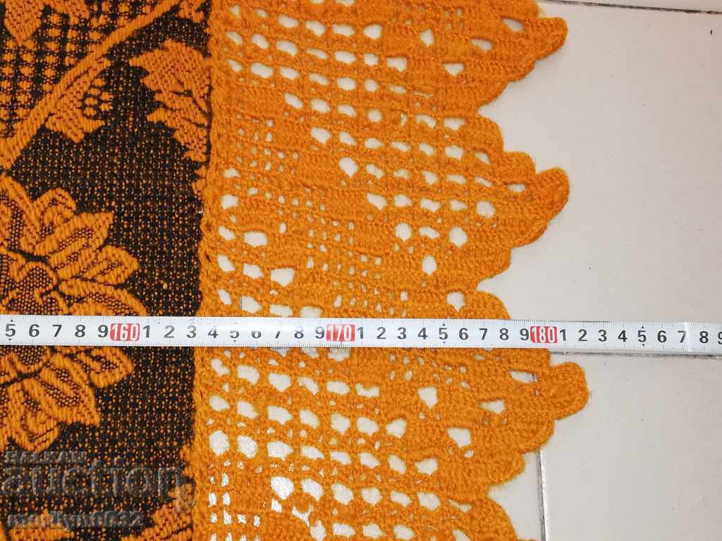 Livrarea Veche cuvertură galbenă, covor pestriț