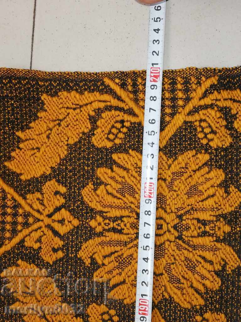 Veche cuvertură galbenă, covor pestriț - 5