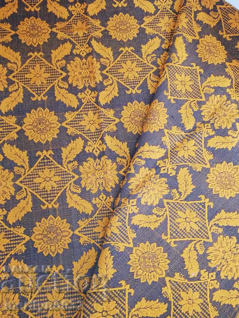 Veche cuvertură galbenă, covor pestriț - 6