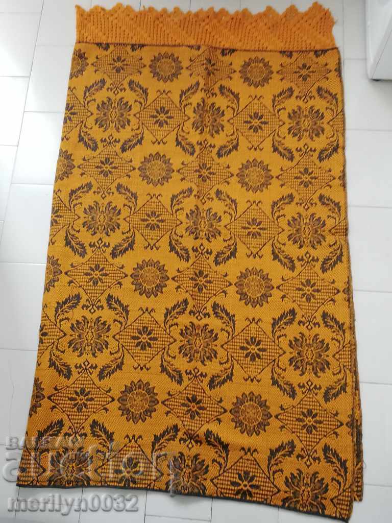 Veche cuvertură galbenă, covor pestriț - 7
