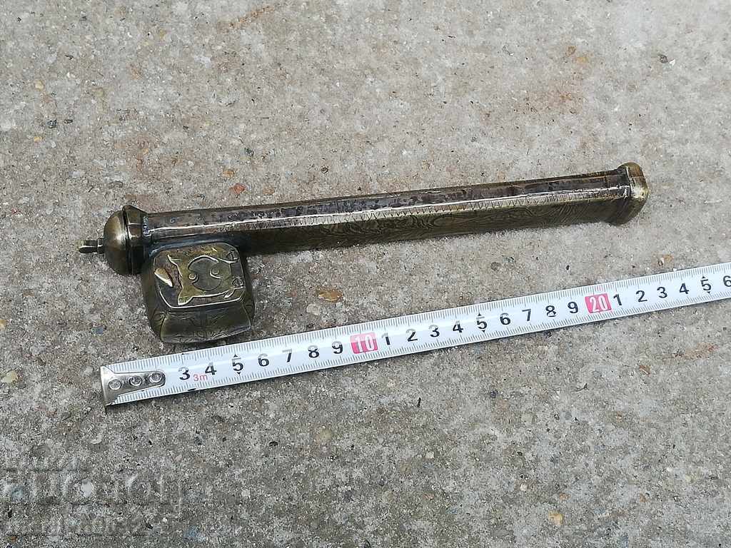 Delivery of Revival ink vase devitated in the middle of the 19th century