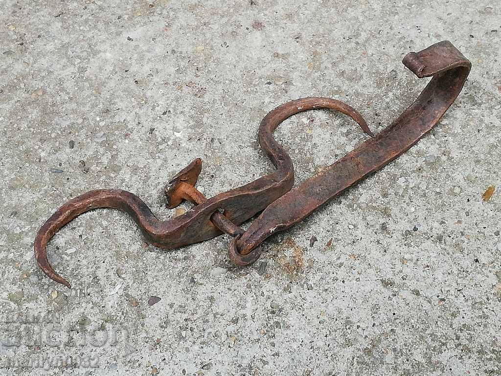 Auction An old forged scraping hook, double twin Auction An old forged scraping hook, double twin