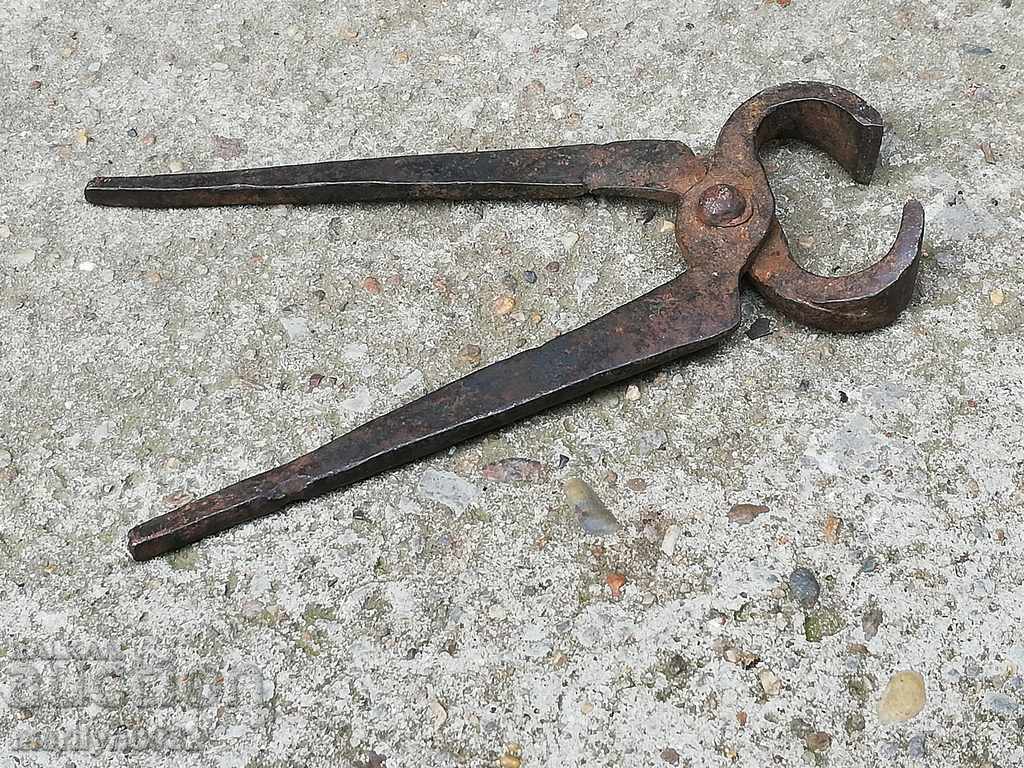 Ancient primitive crumpled keretten pliers in the 20th century with price 33.00 BGN | € 16.87 Ancient primitive crumpled keretten pliers in the 20th century with price 33.00 BGN | € 16.87