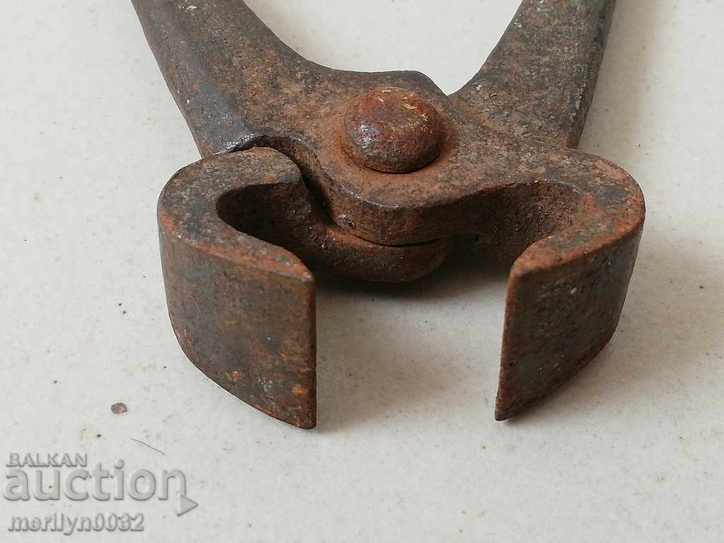 Delivery of Ancient primitive crumpled keretten pliers in the 20th century Delivery of Ancient primitive crumpled keretten pliers in the 20th century