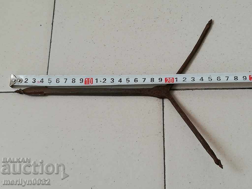 Αρχαίο δεκανίκι, μπορντό, κατσαβίδι, σφυρήλατο σίδερο με τιμή 33.00 BGN | € 16.87 Αρχαίο δεκανίκι, μπορντό, κατσαβίδι, σφυρήλατο σίδερο με τιμή 33.00 BGN | € 16.87