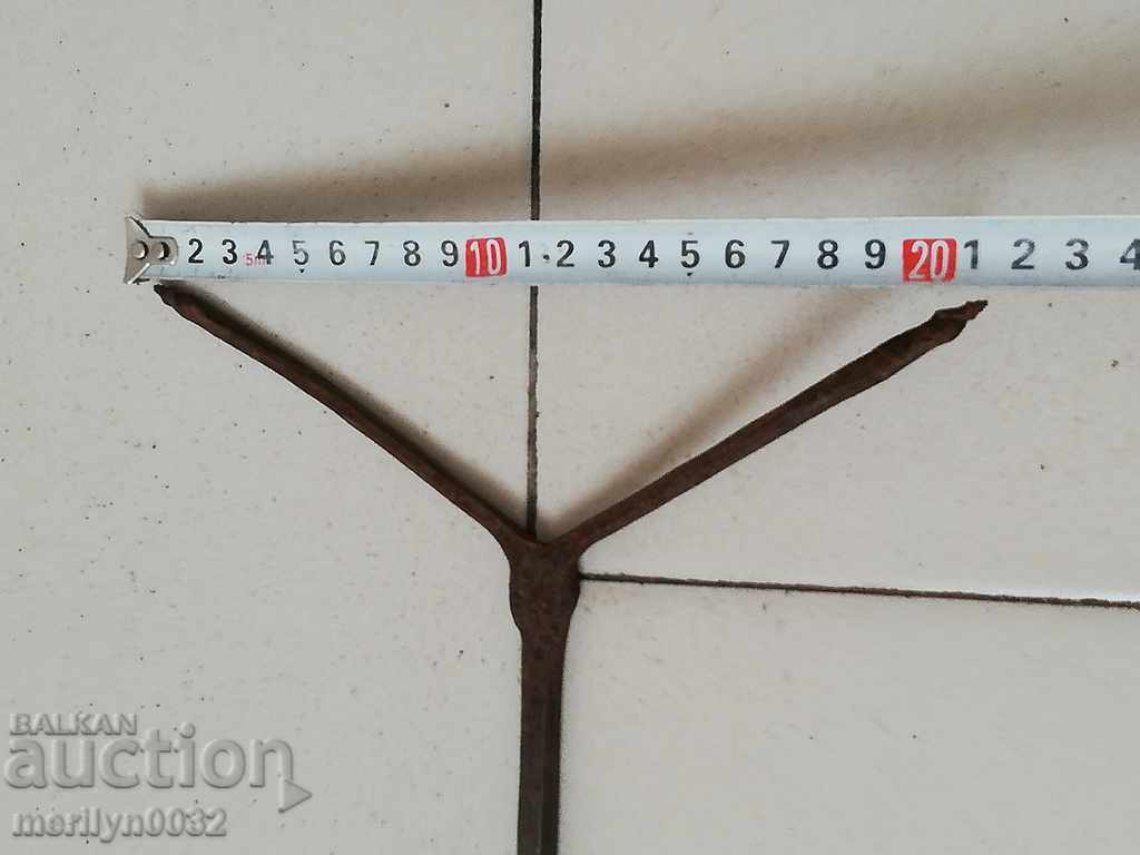 Παράδοση Αρχαίο δεκανίκι, μπορντό, κατσαβίδι, σφυρήλατο σίδερο Παράδοση Αρχαίο δεκανίκι, μπορντό, κατσαβίδι, σφυρήλατο σίδερο