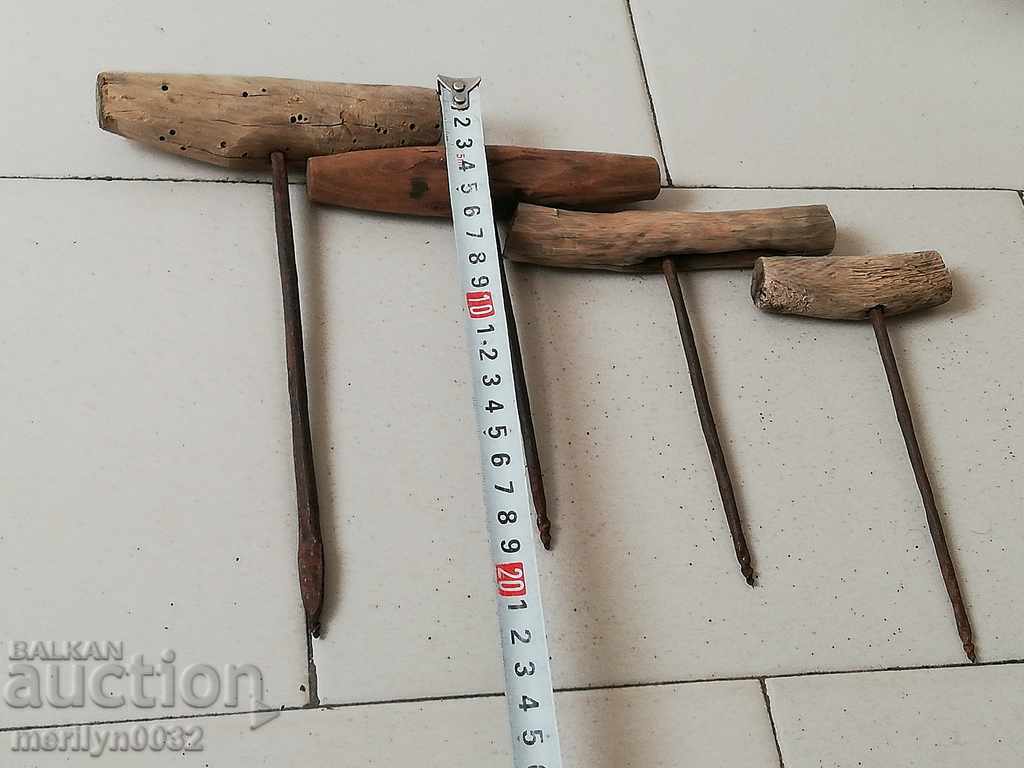 Mașini de măcinat vechi, care bobinau grătar de fier forjat cu preț 33.00 BGN | € 16.87 Mașini de măcinat vechi, care bobinau grătar de fier forjat cu preț 33.00 BGN | € 16.87