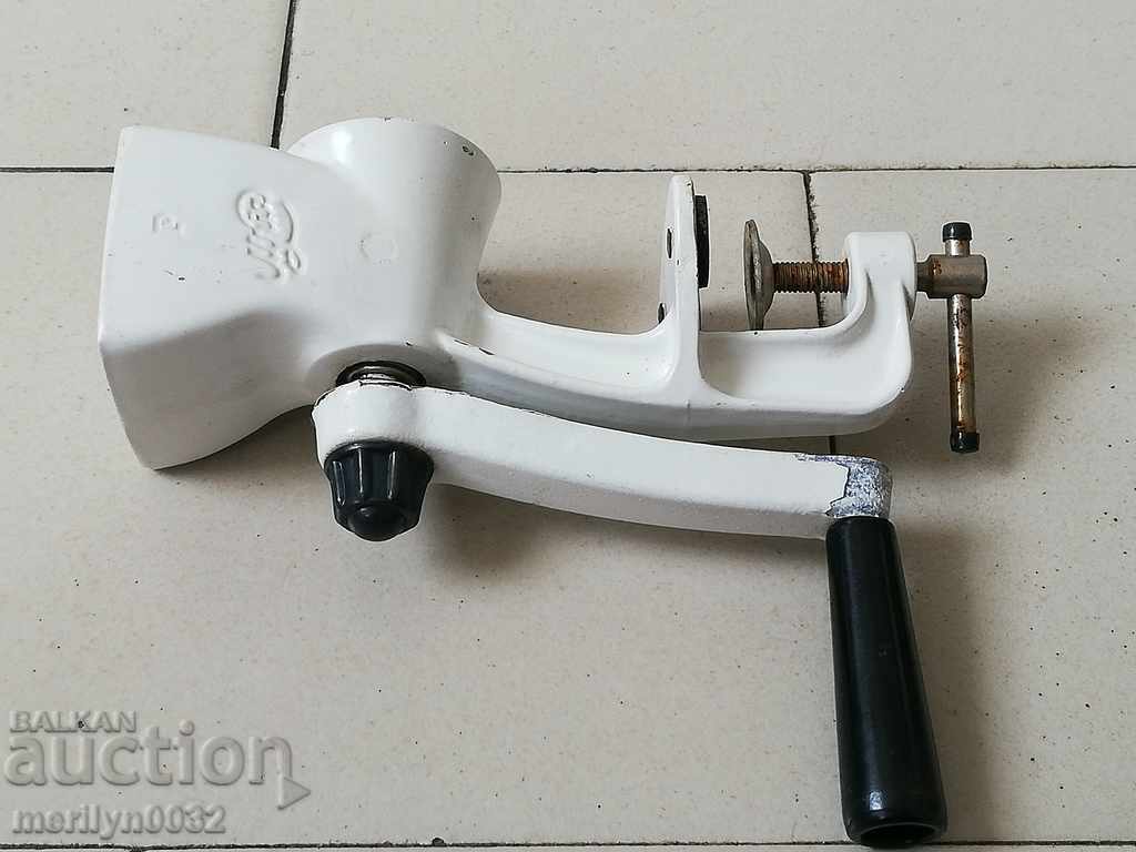 Machine for grinding vegetables and fruits with price 35.00 BGN | € 17.90 Machine for grinding vegetables and fruits with price 35.00 BGN | € 17.90